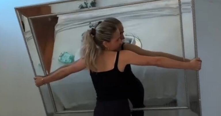 Vrouw probeert gigantische spiegel van muur te halen, maar dat gaat hilarisch mis (video)