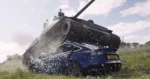 WOW: Veteraan (98) rijdt met tank over Tesla (video)