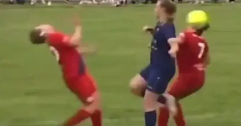 AUCH: Dubbele pech voor twee voetbalsters na stevige trap van tegenstandster (fails)