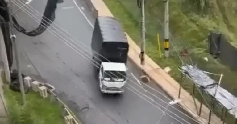 WOW: Op hol geslagen vrachtwagentje richt stevige ravage aan! (fails)