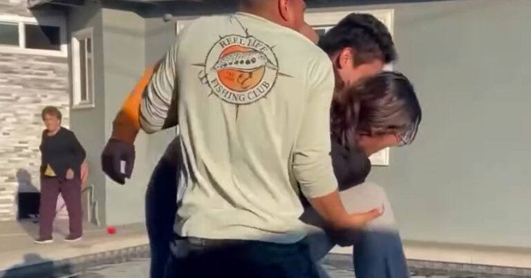 Mannen proberen vrouw in zwembad te gooien, maar karma heeft andere plannen (video)