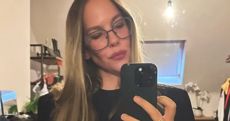 Eline De Munck kondigt met reeks lingeriefoto’s zwangerschap aan: “Wauw!”