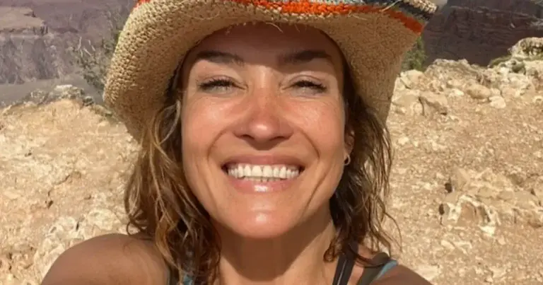 Katja Schuurman uit de kleren voor fotoshoot. Fans puffen: “Het is al warm genoeg!” (foto)