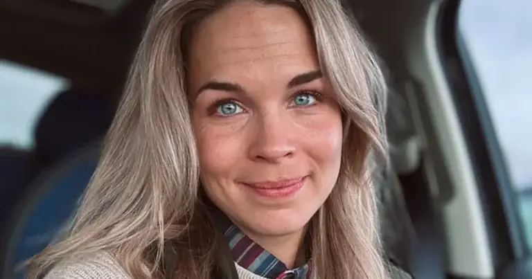 Klaasje (ex-K3) toont bolle buik in prachtige jurk: “Zo mooi zwanger!” (foto)