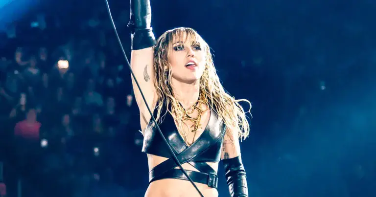 Miley Cyrus doet in doorschijnende outfit haar volgers zweten: “Godin!” (foto’s)