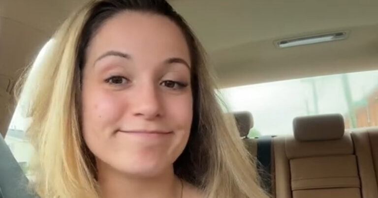 Ophef over ‘ongepaste’ outfit van vrouw in Disney World: “Goed dat ze eindelijk strenger zijn!” (video)