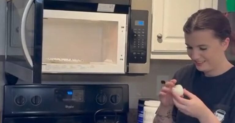 Vrouw steekt ei in microgolfoven, maar vergeet dat dat GEEN goed idee is (video)