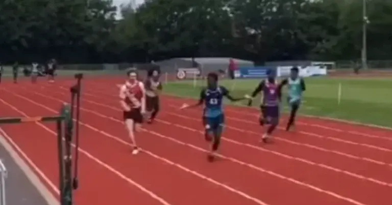 Loper viert zijn overwinning nog voor de eindmeet, maar krijgt deksel op de neus! (fails)