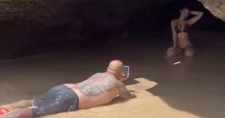 Foto maken van vrouw in rotsgrot eindigt in nattigheid (video)