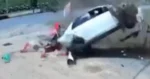 WOW: Automobiliste staat gewoon weer recht na deze gruwelijke crash! (video)