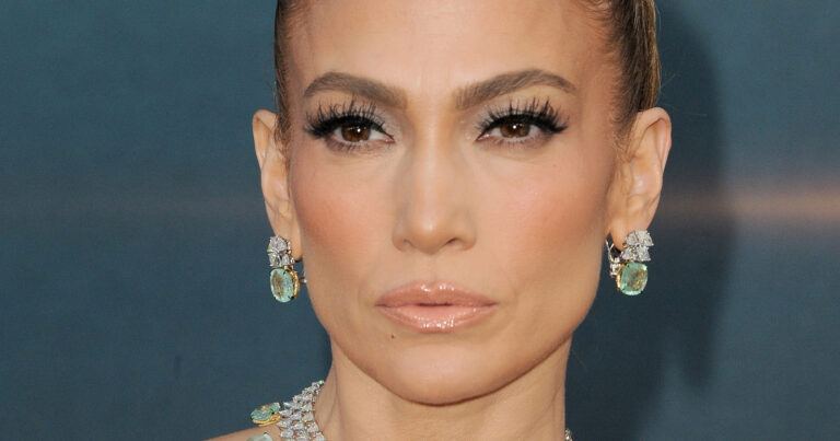 Jennifer Lopez pakt uit met wel héél uitgesneden outfit: “Iconisch!” (video)