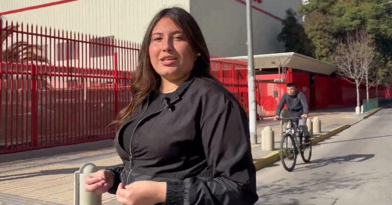 Verslaggeefster let niet goed op wanneer fietser komt aangereden (video)