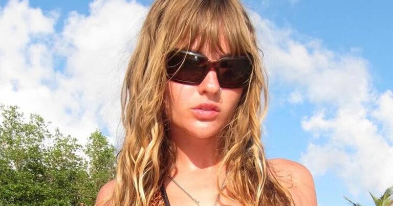 Måneskin-bassiste poseert halfnaakt op strand: “Adembenemend mooi!” (foto’s)