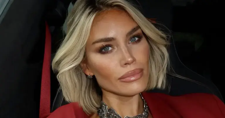‘Real Housewives’-Amy poseert in straffe outfit: “Mooi!” (foto’s)