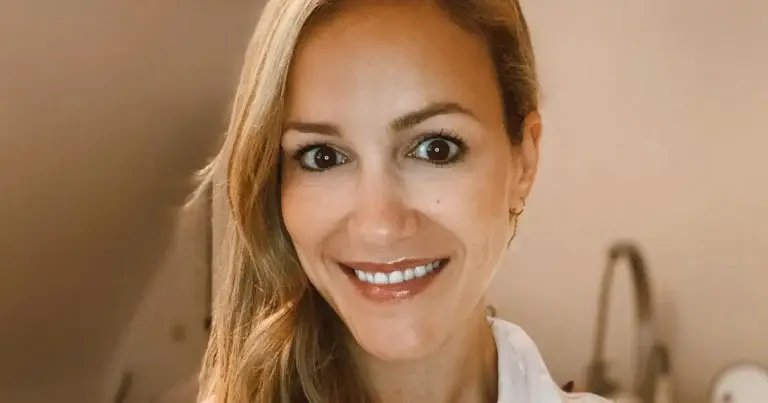 Elisabet uit ‘De Mol’ imponeert met stijlvolle outfits: “Oogverblindend, zoals altijd!” (foto’s)