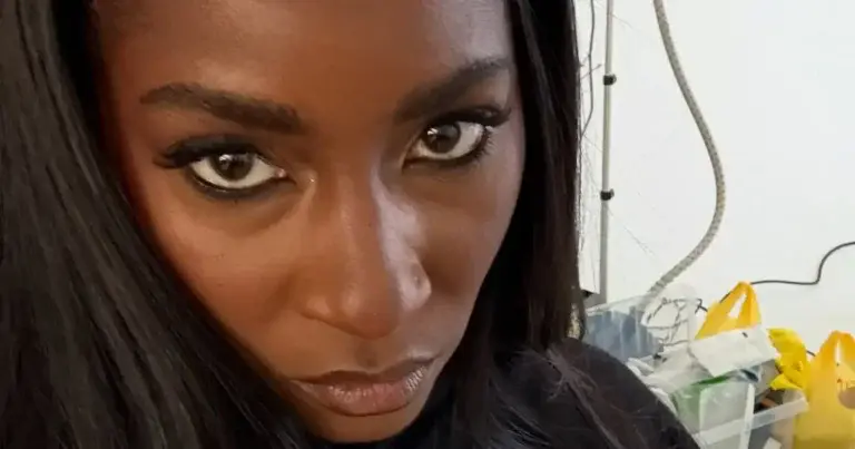 Élodie Ouédraogo verbaast fans met stijlvolle jurk: “Hoe mooi ben jij?!” (foto’s)