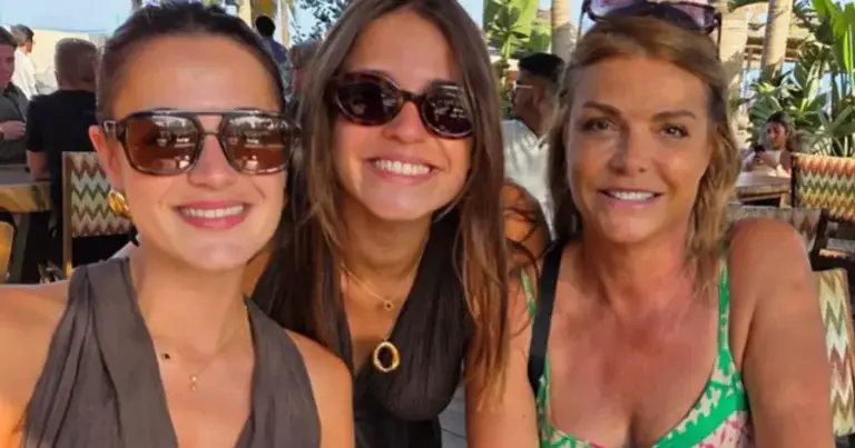 Goedele Liekens poseert met haar twee dochters op vakantie: “Mooie dames!” (foto’s)