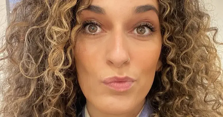 ‘Dertigers’-actrice Idalie Samad verbaast fans met bikinifoto’s: “Baywatch!”