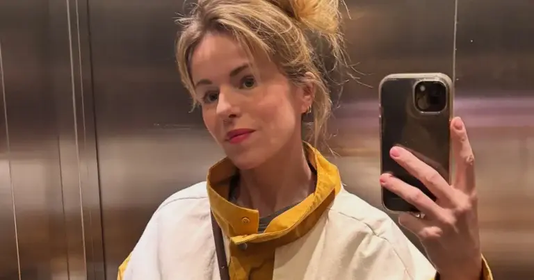 Ex-K3’tje Josje poseert in stijlvolle jurk: “Je ziet er geweldig uit!” (foto’s)
