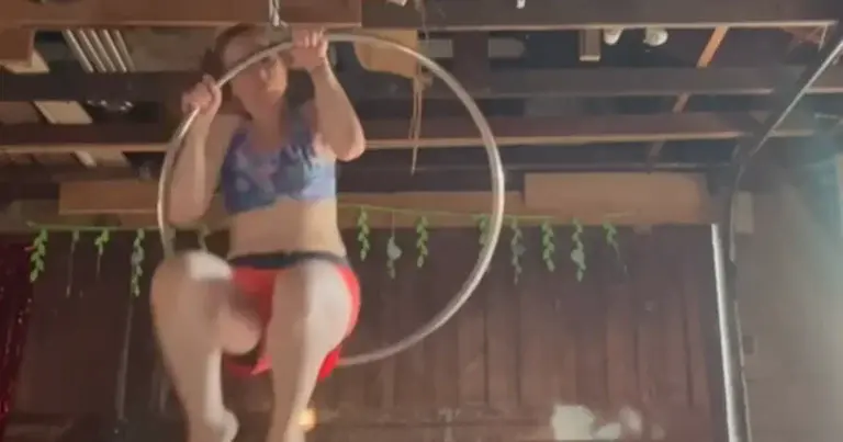 Lenige dame wil tonen wat ze kan. Maar dan? AUCH! (video)