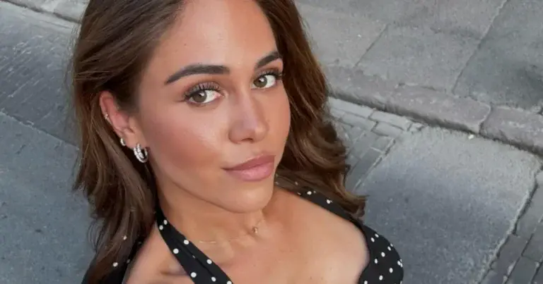 Sarah Puttemans geniet van ijsje in kort jurkje: “Perfectie!” (foto’s)