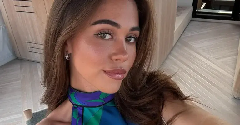 Sarah Puttemans imponeert met zeer elegante jurk: “Zo mooi!” (foto’s)
