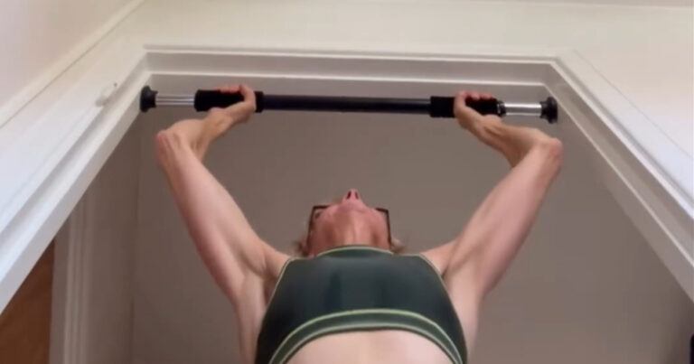Vrouw gaat viraal na pijnlijke val met pull-up bar: “Waarom vertrouwen mensen zoiets?” (video)