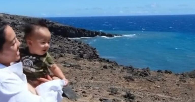 Moeder geniet met baby van zeelucht, maar dan gebeurt het onverwachte… (video)