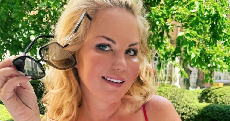 Lesley-Ann Poppe laat fans smelten met zomerse outfit: “Prachtige vrouw!” (foto)