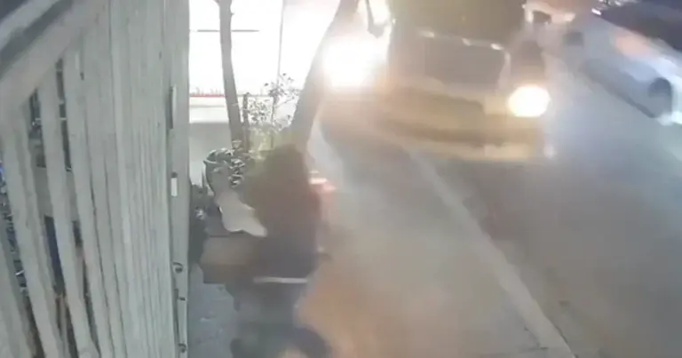 WOW: Voetgangster kruipt door oog van naald tijdens crash van truck! (video)