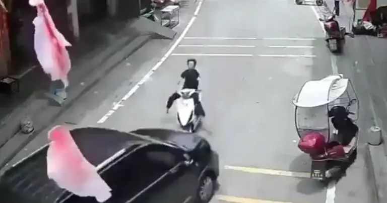 Man op scooter wil even tonen wat hij kan. Maar dan? AUCH! (fails)