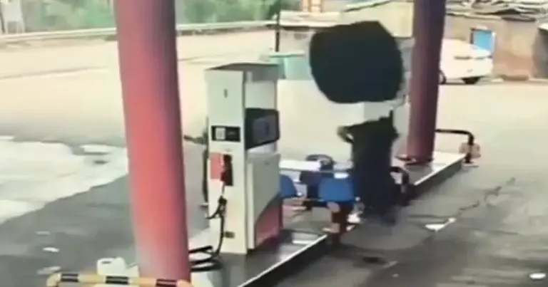 WOW: Mannen ontsnappen nipt aan op hol geslagen vrachtwagenbanden! (video)