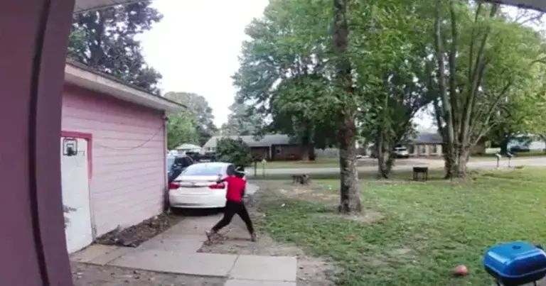 WOOPS: Jongetje speelt buiten met zijn vr-bril en knalt tegen een boom! (fails)