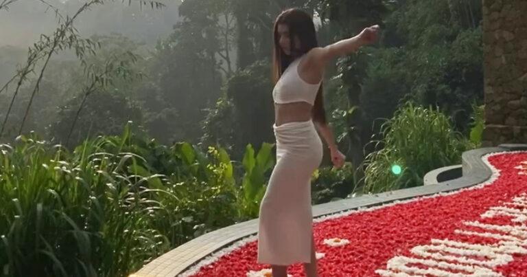 Vrouw doet dansje naast bloemenbad, maar dan… (video)