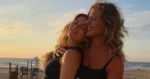 Ella Leyers en zus Billie poseren aan het strand: “Zeer mooie dames!” (foto’s)