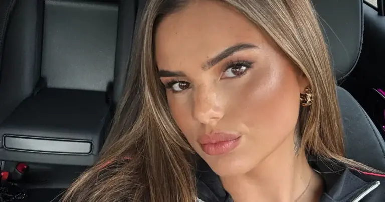 Kortgerokte Famke Louise doet fans zweten: “De knapste!” (foto’s)