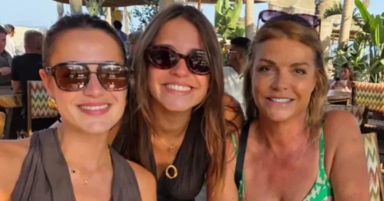 Goedele Liekens en haar twee dochters stralen in prachtige jurken: “Knappe foto!”