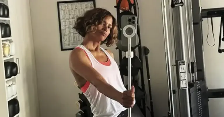 Halle Berry geniet in doorschijnende outfit van het water: “Wauw!” (foto’s)
