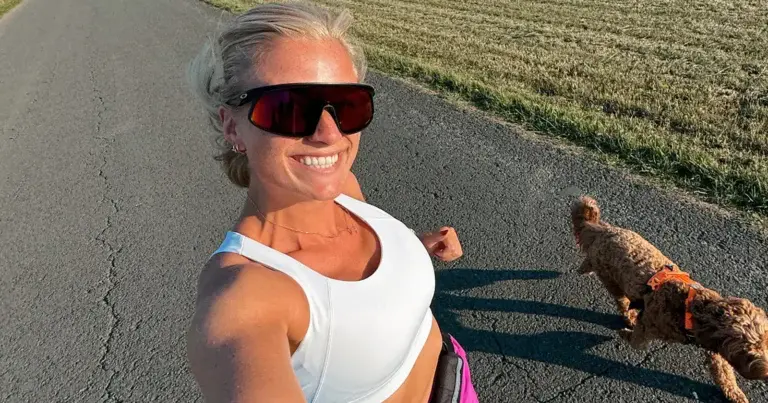 Julie Vermeire poseert in zomerse jurk op trouwfeest: “Wauw, je straalt!” (foto’s)