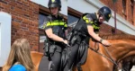 HIHI: Agente te paard kan lach niet bedwingen nadat dame DIT doet! (video)