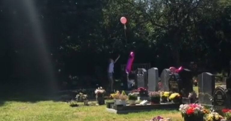Kippenvelmoment op kerkhof: ballon daalt neer bij graf van overleden kindje: “Teken dat ze nog bij ons is” (video)
