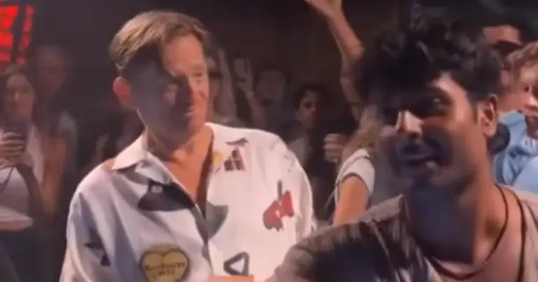 Man wil vrouw versieren, loopt blauwtje én legt per ongeluk het hele feestje stil (fails)