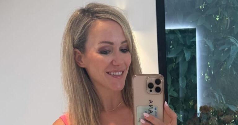 Elisabet uit ‘De Mol’ straalt in zomers kleedje: “Prachtige lady in red!” (foto)