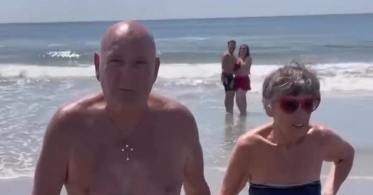 Oud koppeltje verstoort romantisch moment. Of maken ze het net nóg mooier? (video)