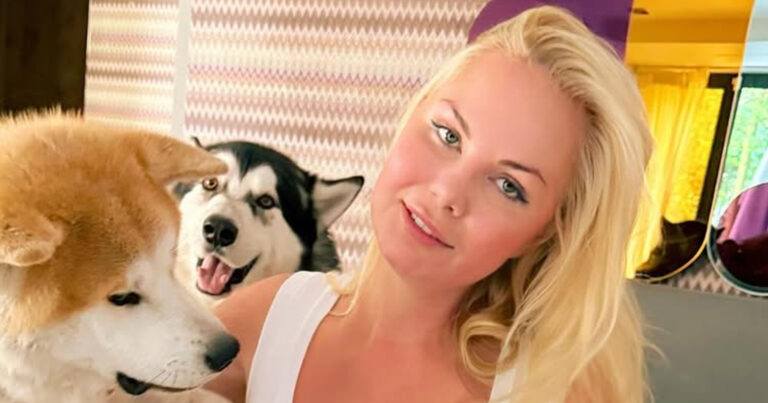Lesley-Ann Poppe poseert zonder beha onder topje: “Heb je je tepelpiercings uitgedaan?” (foto’s)