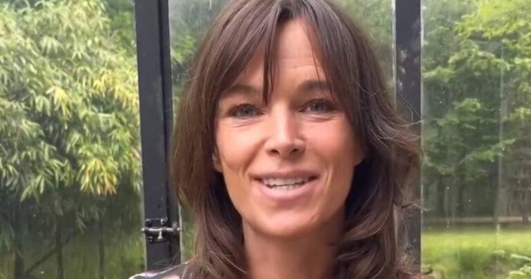 Pascale Naessens koopt kleedjes online, maar is niet tevreden: “De borsten kon je er niet bijkopen” (foto’s)