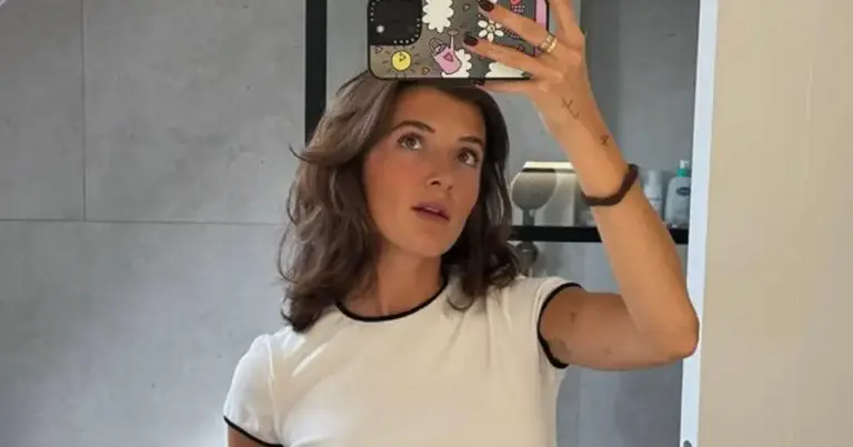 Jamie-Lee Six poseert in lingerie en maakt indruk: “Owla!” (foto’s)