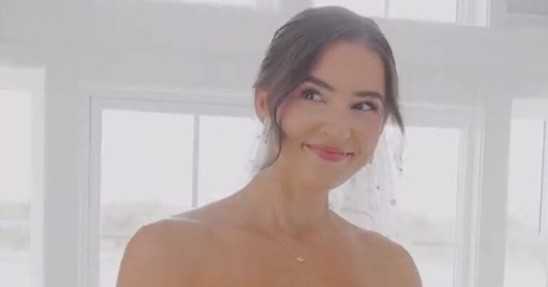 Bruid trouwt in diep uitgesneden jurk en iedereen heeft het over één ding: “Vreselijk!” (video)