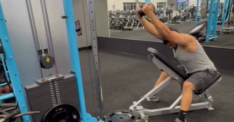 Fitnesser probeert gewicht omhoog te trekken, maar dan… (video)