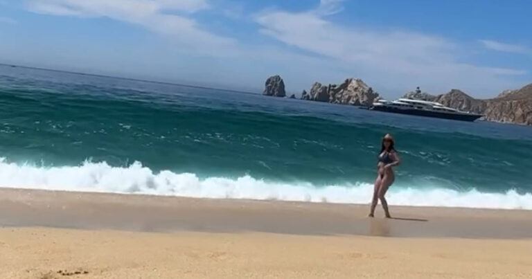 Dame poseert aan zee, maar zo’n grote golf had ze nooit verwacht! (video)